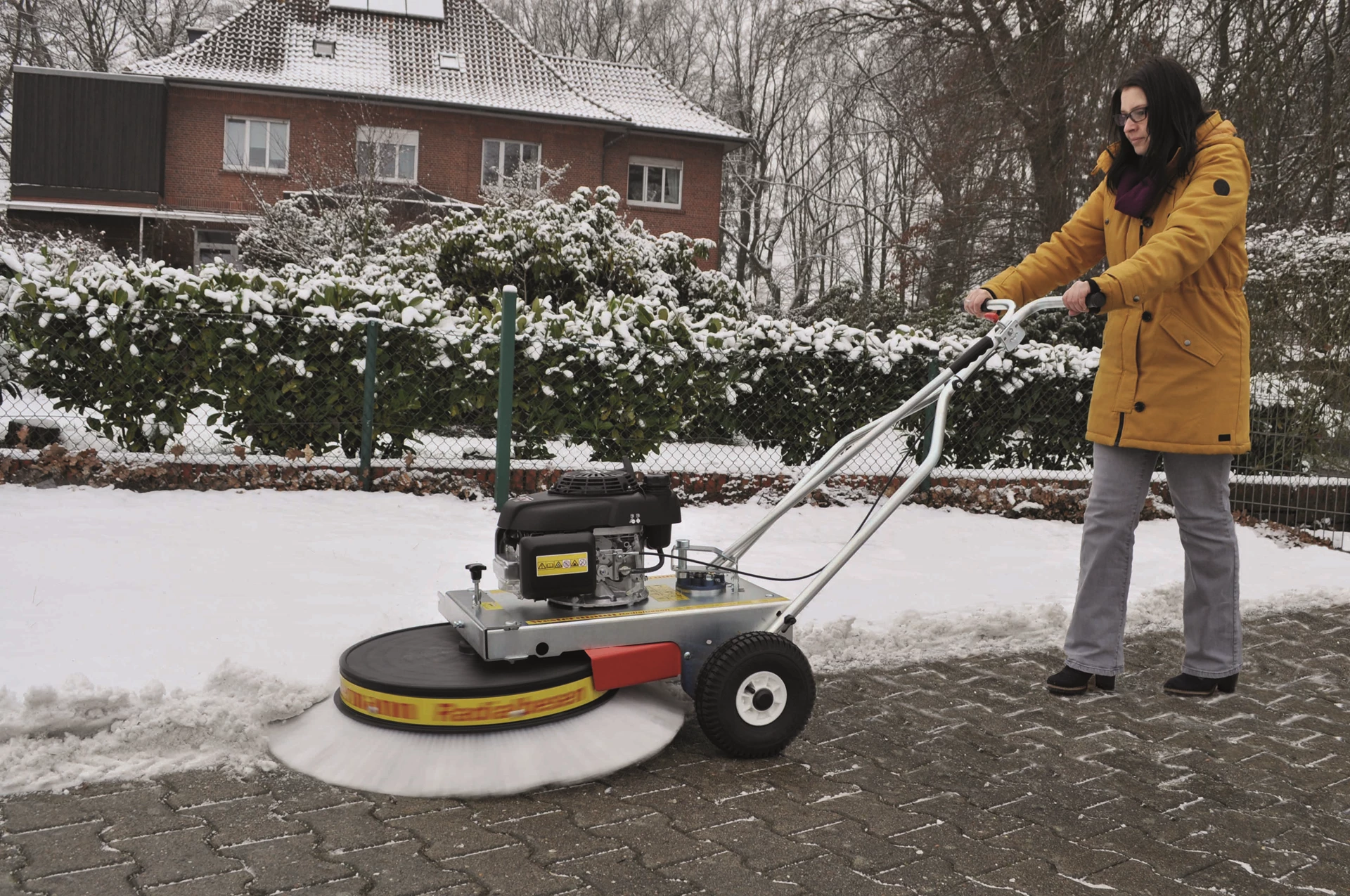 odmikanje, čiščenje snega s tlakovane površine