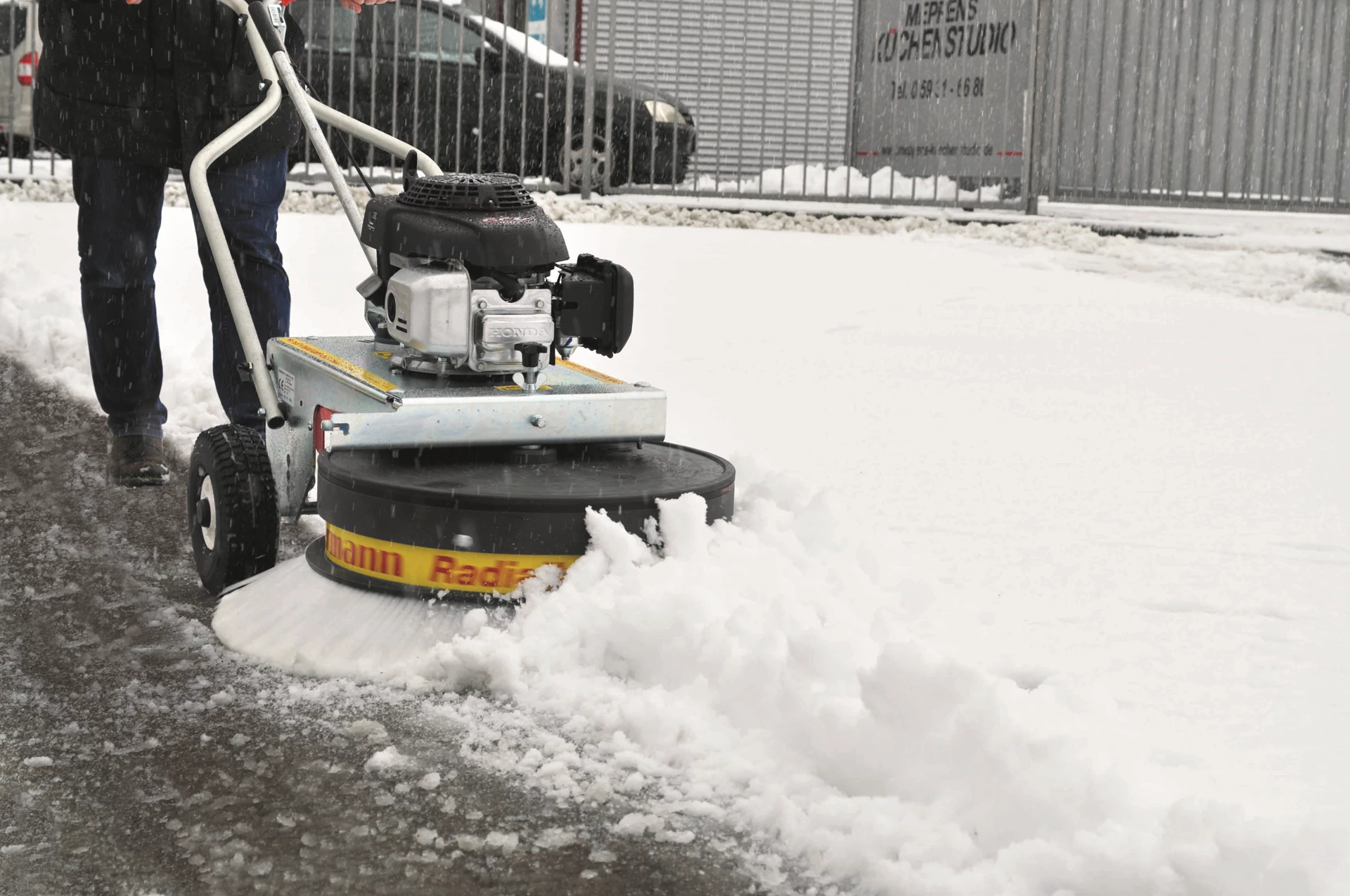 odmikanje snega z asfaltirane površine